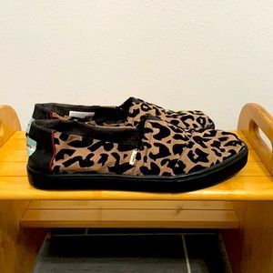 TOMS slip on